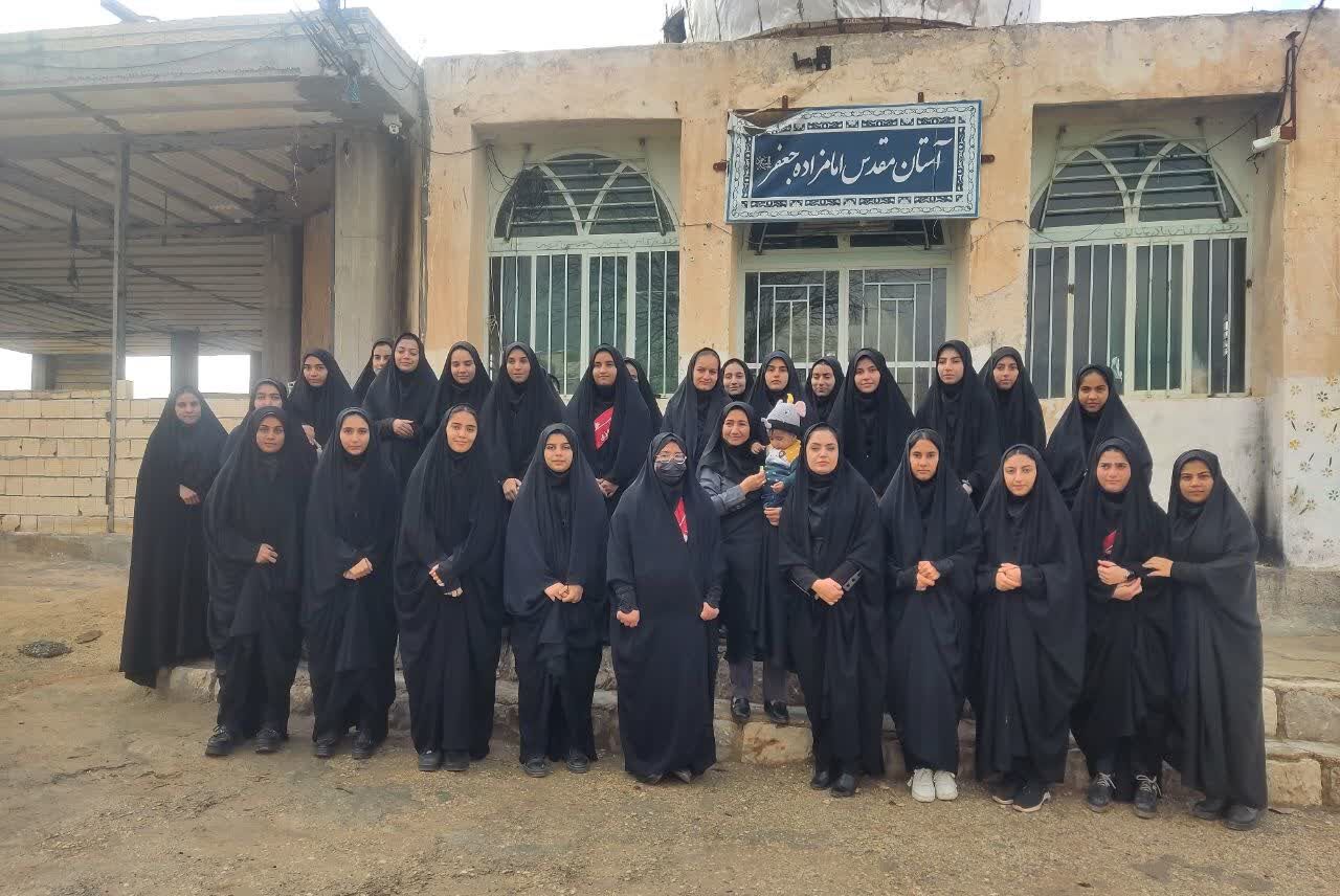 غبار‌روبی مزار شهدا در آستان مقدس امام زاده جعفر (ع) منطقه میانکوه 