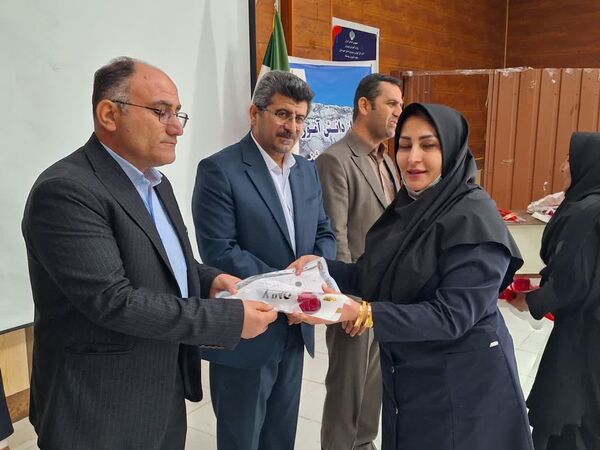 تجلیل از دانش‌آموزان مقام آور و فعالان جشنواره نوجوان خوارزمی