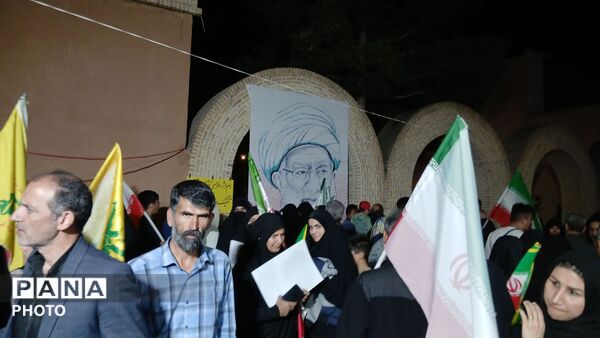 اثر انگشت هایی که قاب رهبر شهید را کامل کردند 