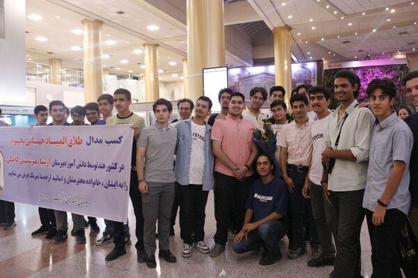 استقبال پرشور از دانش‌آموز مشهدی قهرمان المپیاد جهانی نجوم و اخترفیزیک
