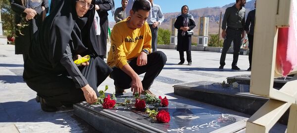 غبارروبی مزار شهدای دفاع مقدس در فریدونشهر