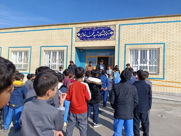 تجلیل از برگزیدگان مسابقات در مدرسه شهید غلامی خلیل آباد 
