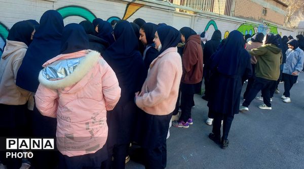 بازارچه کارآفرینی دانش‌آموزی در دبیرستان دخترانه سرافرازان ۲ ناحیه ۶ مشهد