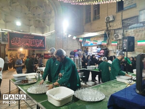 ‌گذری بر چایخانه فاطمه الزهرا در ششمین شب از مراسم عزاداری امام حسین در حسینیه امام خمینی 