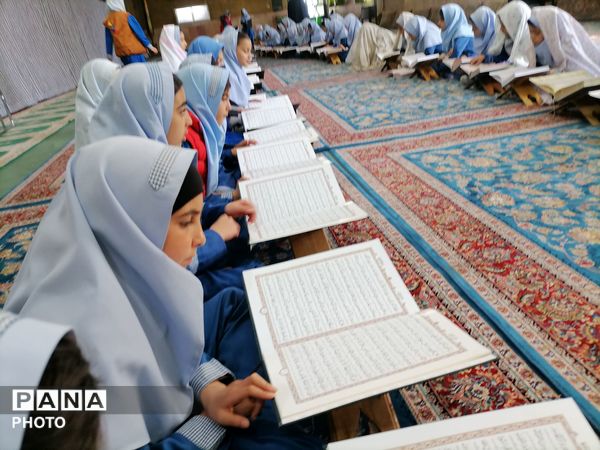 محفل انس با قرآن و اقامه نماز جماعت در سومین روز ماه مبارک رمضان 