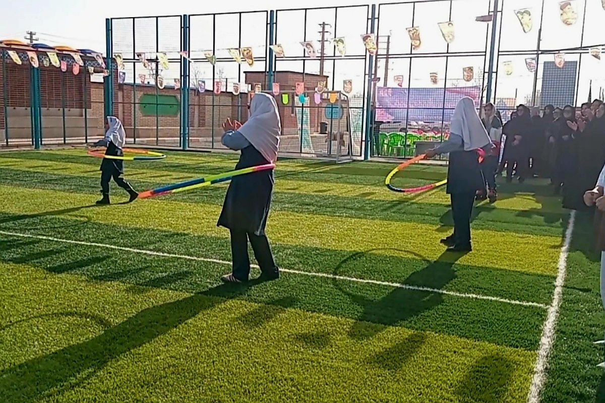 افتتاح زمین چمن مصنوعی آموزشگاه دخترانه شاهد فرهنگ همزمان با جشن ۲۲ بهمن