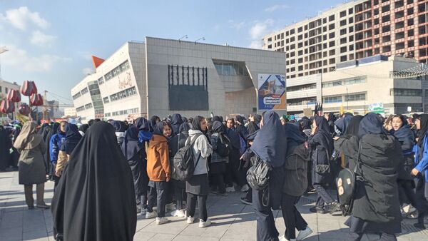 راهپیمایی به مناسبت ۱۳ آبان در میدان شهدا 