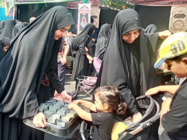 استقبال پر شور مردم از پیاده روی جاماندگان اربعین در مسیر خیابان ۱۷ شهریور تهران