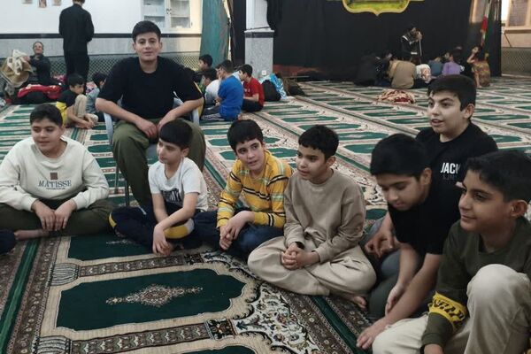 اعتکاف دانش آموزی در مسجد حضرت ابوالفضل قیامدشت
