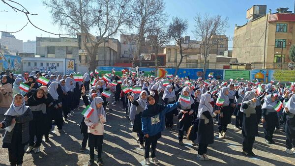 نواخته شدن زنگ انقلاب در دبستان شاهد حاج تقی آقابزرگ ناحیه یک مشهد