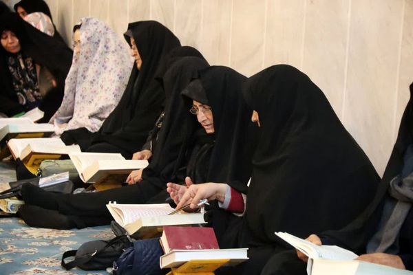 مراسم قرائت دعای ام داوود در امامزاده سید عباس بن موسی (ع) در بجنورد 