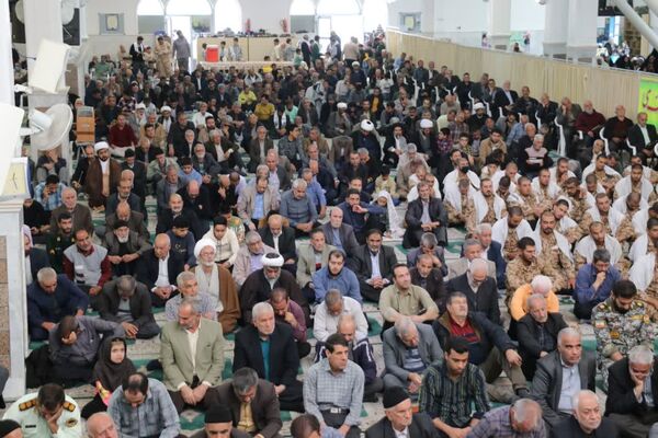 حضور با شکوه دانش‌آموزان و فرهنگیان در مراسم پر فیض نماز جمعه آباده در آستانه روز دانش‌آموز