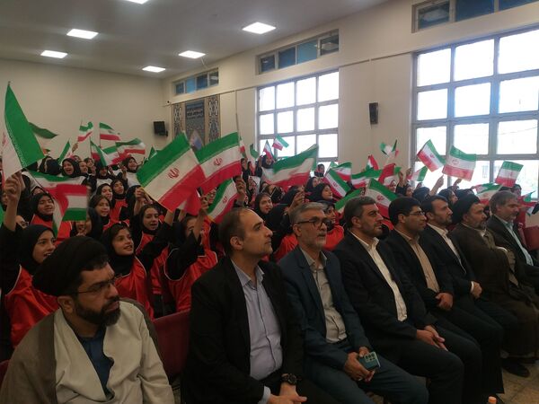 آیین نواختن زنگ ملی مبارزه با استکبار ستیزی در دبیرستان دخترانه متوسطه دوره اول توحید 