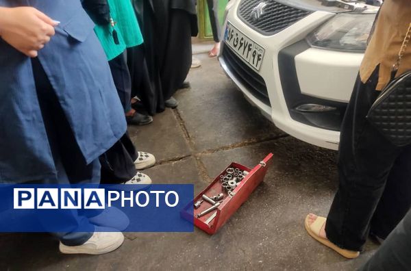 بانوان حاجی‌آباد در کارگاه تعمیرات ماشین