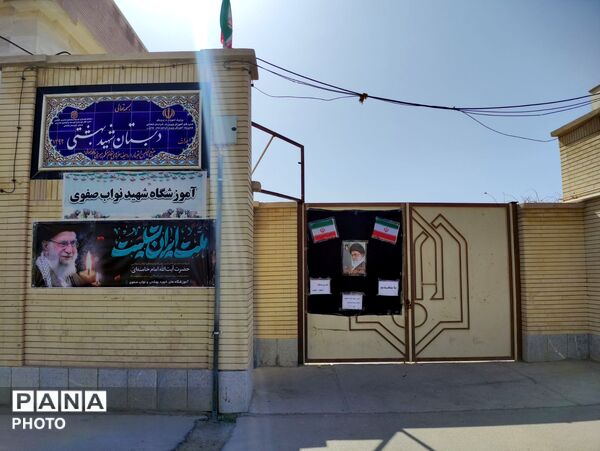 حضور پررنگ و حماسی فرهنگیان و دانش آموزان در عزای رهبر شهید