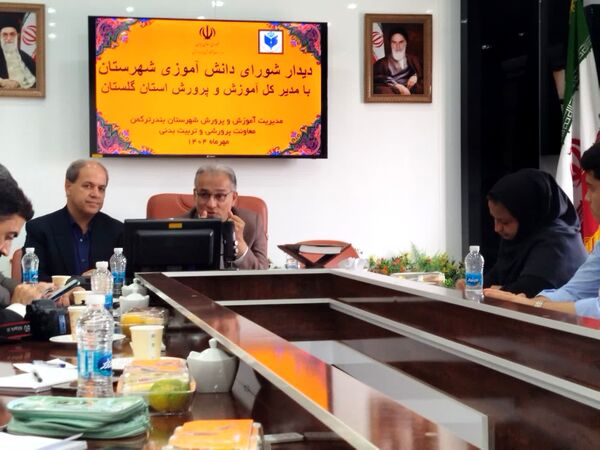  شورای دانش‌آموزی پل ارتباطی مؤثر میان دانش‌آموزان و مدیران