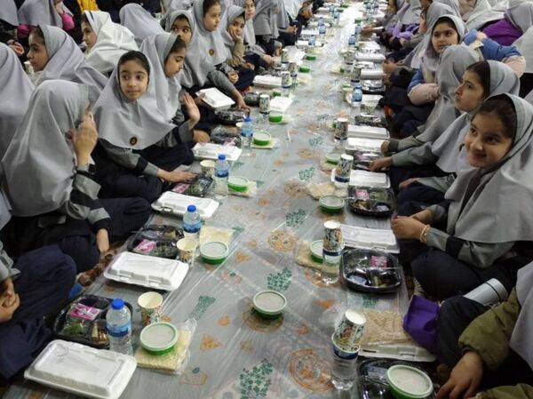 برپایی ضیافت افطاری در دبستان آزادی 