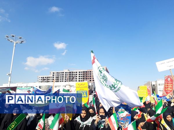 حضور پرشور دانش آموزان مشهد مقدس در راهپیمایی یوم‌الله ۱۳ آبان 