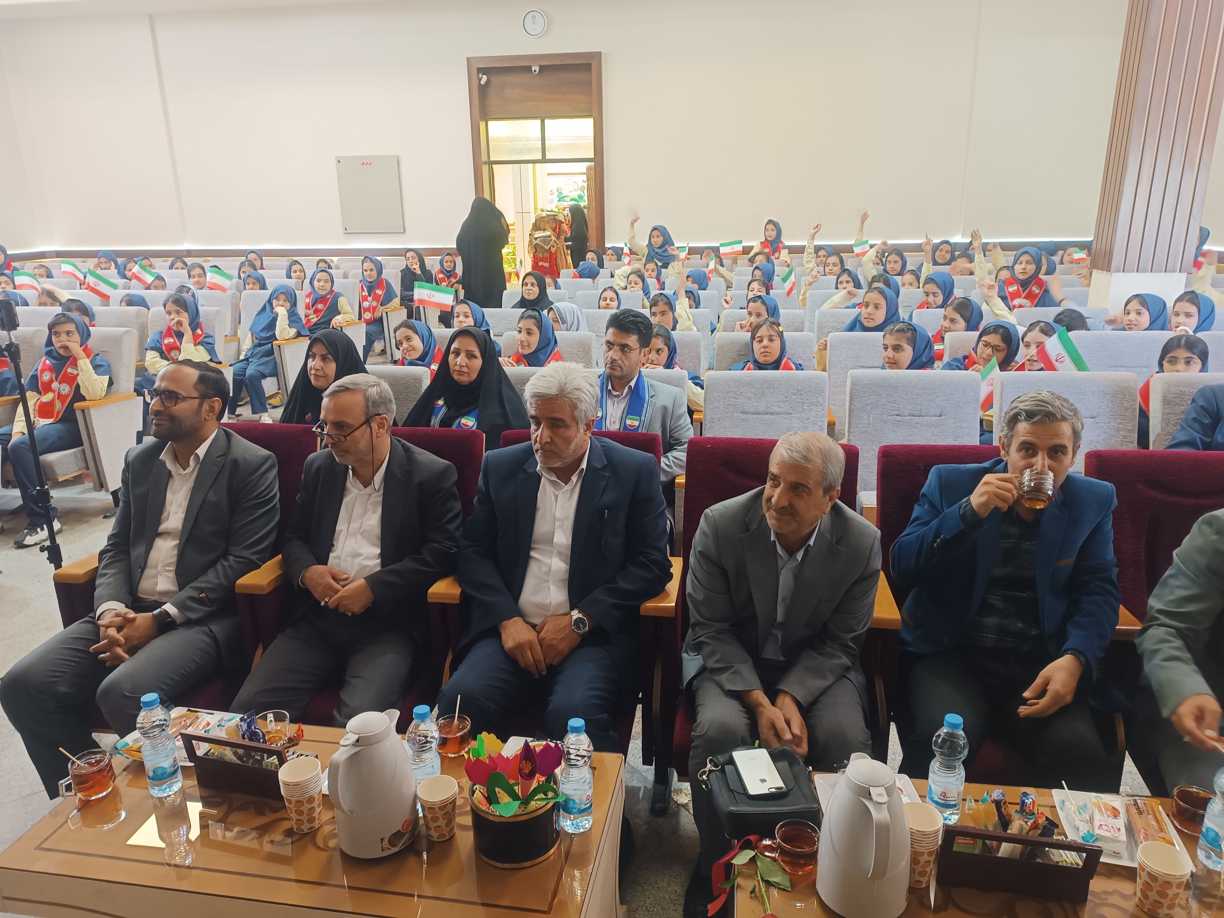 جشن عاطفه‌ها با تقسیم مهر و مهربانی در دبستان آرمینه مصلی نژاد 