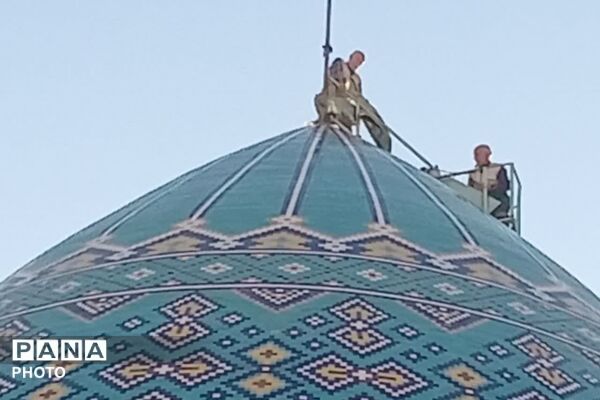 برافراشته شدن پرچم عزای حسینی در امامزاده قاسم زرقان