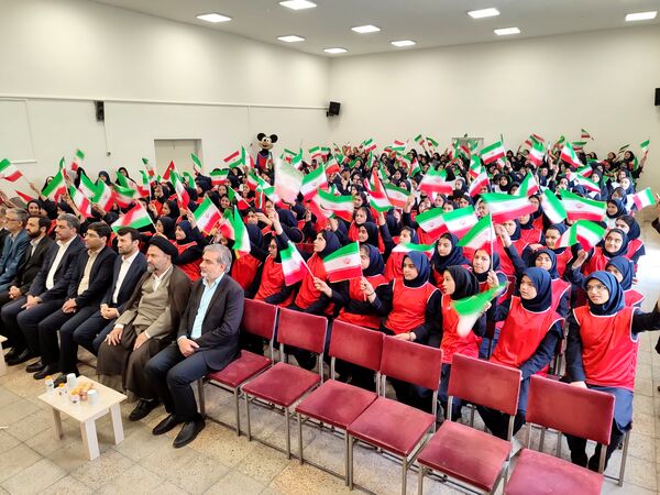 آیین نواختن زنگ ملی مبارزه با استکبار ستیزی در دبیرستان دخترانه متوسطه دوره اول توحید 