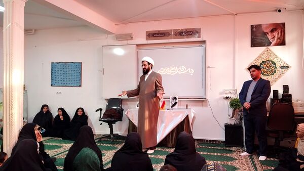 جلسه آموزش فرزند پروری برای والدین در مدرسه دخترانه مهندس رحمانی فرد ناحیه یک مشهد 