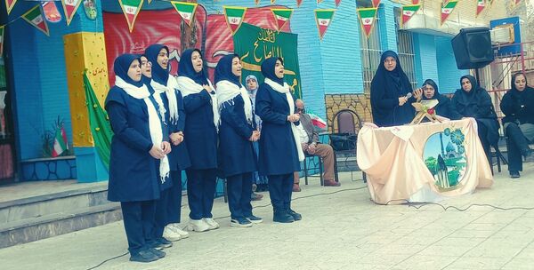 جشن میلاد حضرت مهدی(عج) و سالگرد پیروزی انقلاب اسلامی در دبیرستان اهل‌البیت(ع) ناحیه ۴ کرج
