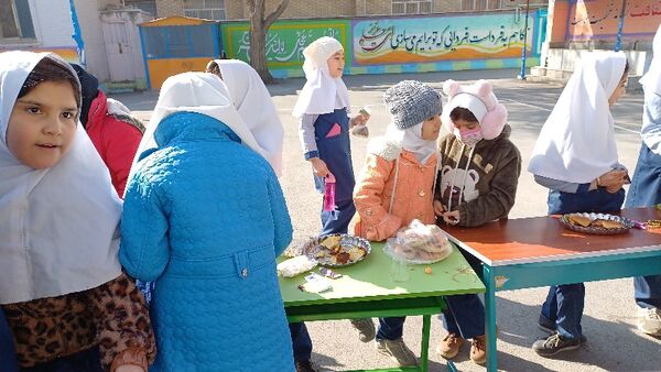 برپایی بازارچه درون مدرسه‌ای در دبستان ربابه هاشمیان یزدی شیروان
