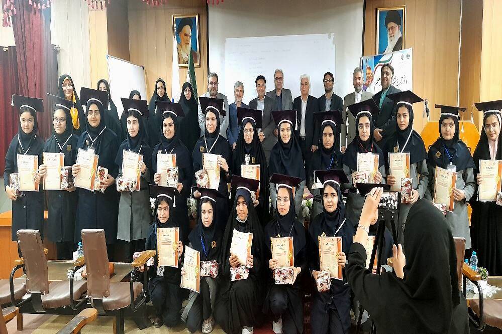 مراسم تجلیل از همیار معلم‌های نمونه دبیرستان آرمیتا مصلی نژاد