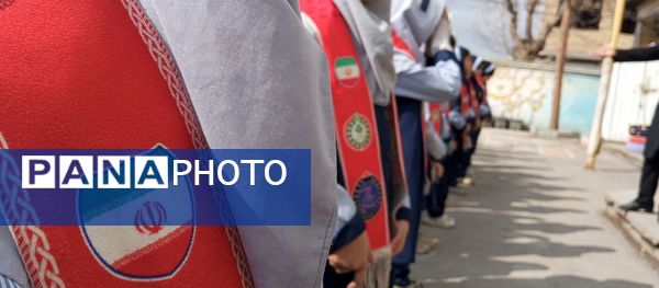  اجرای سرود همگانی (ایرانمون) توسط دانش آموزان مدرسه ناهید نخودی 