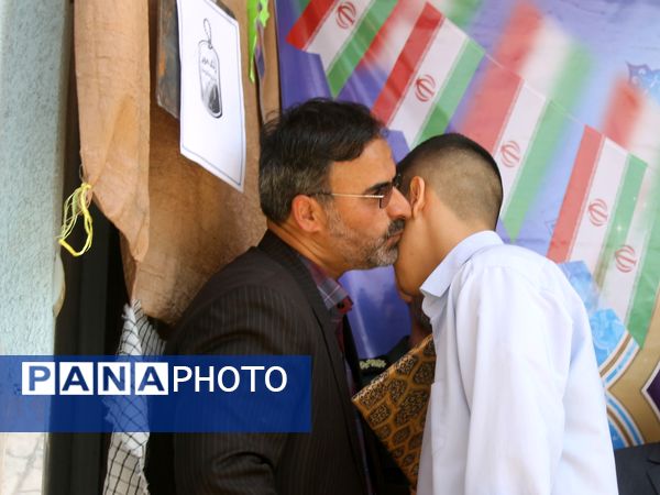 آیین نواختن زنگ ایثار و مقاومت در دبیرستان شاهد معراج