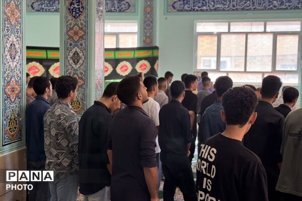 نماز جماعت در نخستین روزهای دبیرستان ابن‌سینا رودهن به امامت امام جمعه