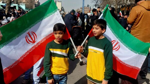 کودکان مشهدی همگام با مردم در مسیر راهپیمایی ۲۲ بهمن