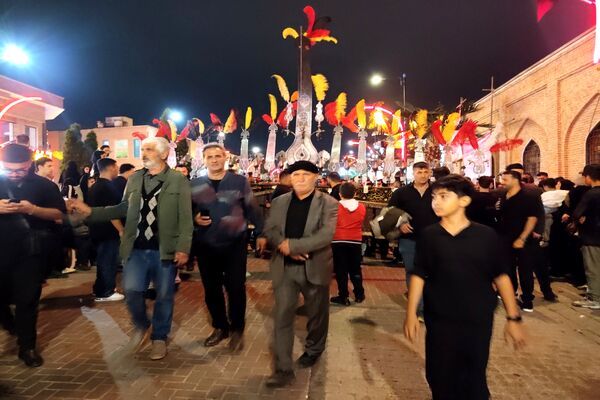 اقامه نماز ظهر عاشورا و آیین تعزیه‌خوانی در اردبیل 
