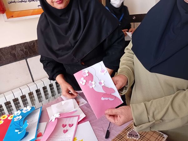 ساخت کارت پستال در هفته سلامت‌روان توسط دانش‌آموزان مدرسه مادرمهربان خلیل‌آباد