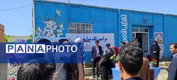 نواختن زنگ سپاس معلم در دبیرستان عشایری شبانه‌روزی خاتم الانبیا در روستای حسین آباد شهرستان شیروان