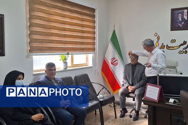 بینایی سنجی کارکنان اداره آموزش و پرورش ناحیه دو شهرری به مناسبت ایام الله دهه فجر 