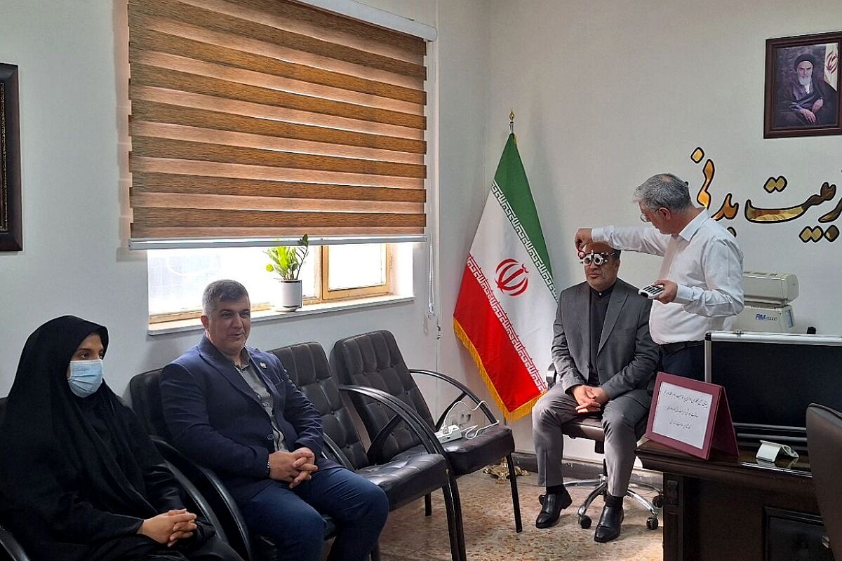 بینایی سنجی کارکنان اداره آموزش و پرورش ناحیه دو شهرری به مناسبت ایام الله دهه فجر 