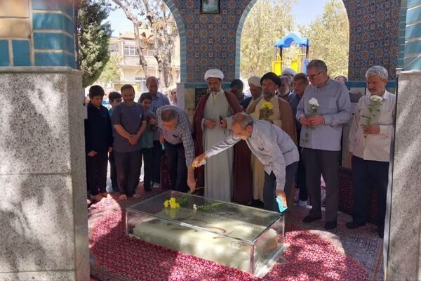 غبارروبی مزار شهید گمنام شهرک امام حسن(ع) قم