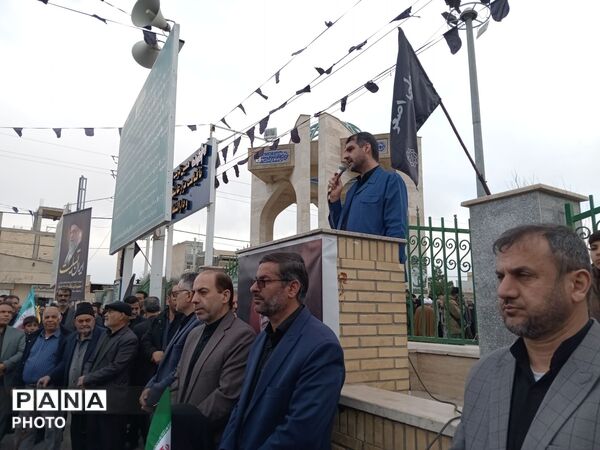 قیام معلمان و دانش‌آموزان شهرستان جعفرآباد برای خونخواهی امام شهید