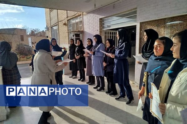 تجلیل از دانش آموزان ممتاز دبیرستان عطیه 
