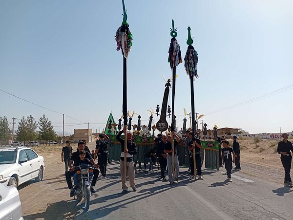 مراسم سینه زنی و علم گردانی در خلیل آباد
