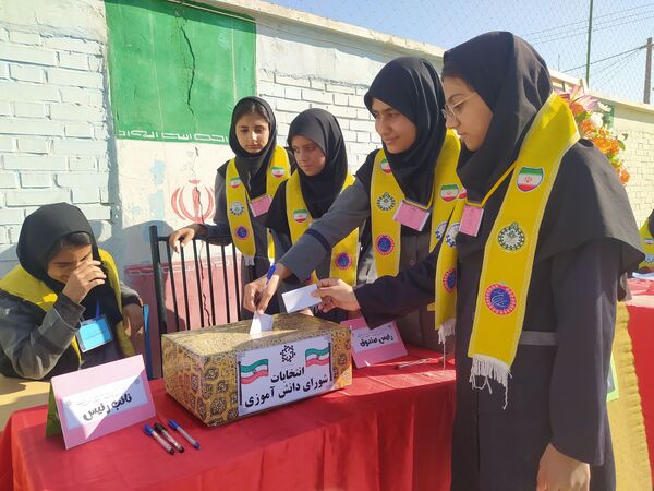 انتخابات شورای دانش آموزی در دبیرستان دخترانه امید 