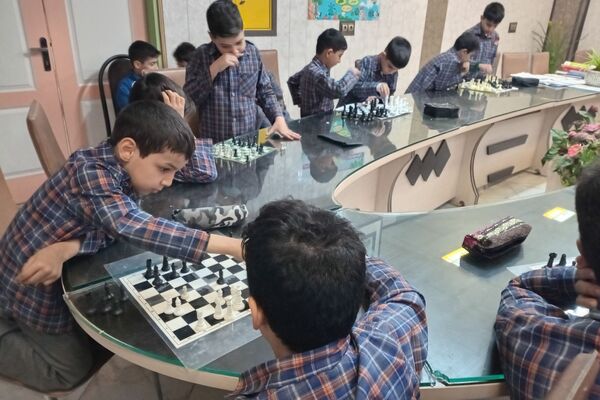 رقابت هوش و دقت در دبستان علامه طباطبایی؛ شور و هیجان در مسابقات شطرنج و دارت