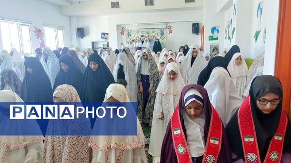 نماز مادر و دختری به مناسبت روز دانش‌آموز در دبستان دخترانه اندیشه