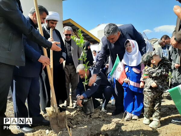 کاشت ۴۰ اصله نهال  به مناسبت چهلمین روز شهادت‌ قائد امت اسلامی ودانش آموزان میناب در تالش