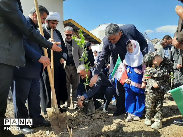 کاشت ۴۰ اصله نهال  به مناسبت چهلمین روز شهادت‌ قائد امت اسلامی ودانش آموزان میناب در تالش