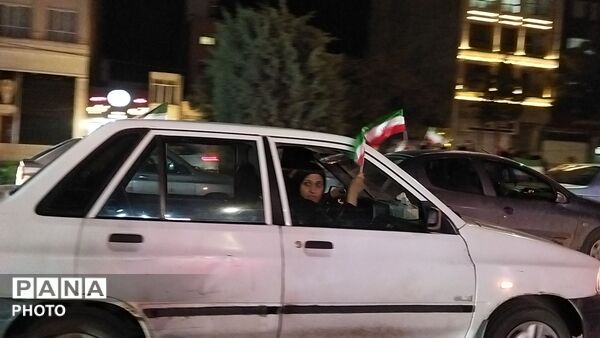 بلوار فضل پرشور از ماشین هایی با پرچم ایران 