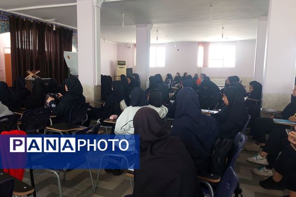 کارگاه خلاقیت در مطالعه و یادگیری در دبیرستان دستغیب ناحیه ۳ شیراز