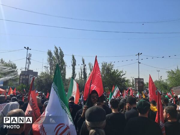  آخرین  وداع  ملت ایران با رهبر شهید در روز تشییع 